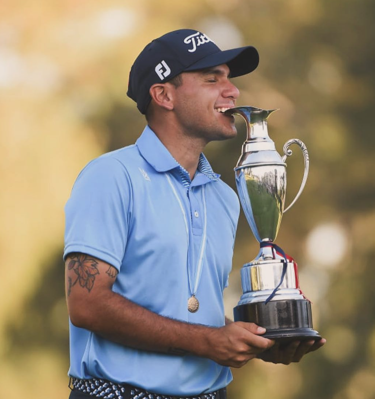 Joaquín Ludueña con trofeo